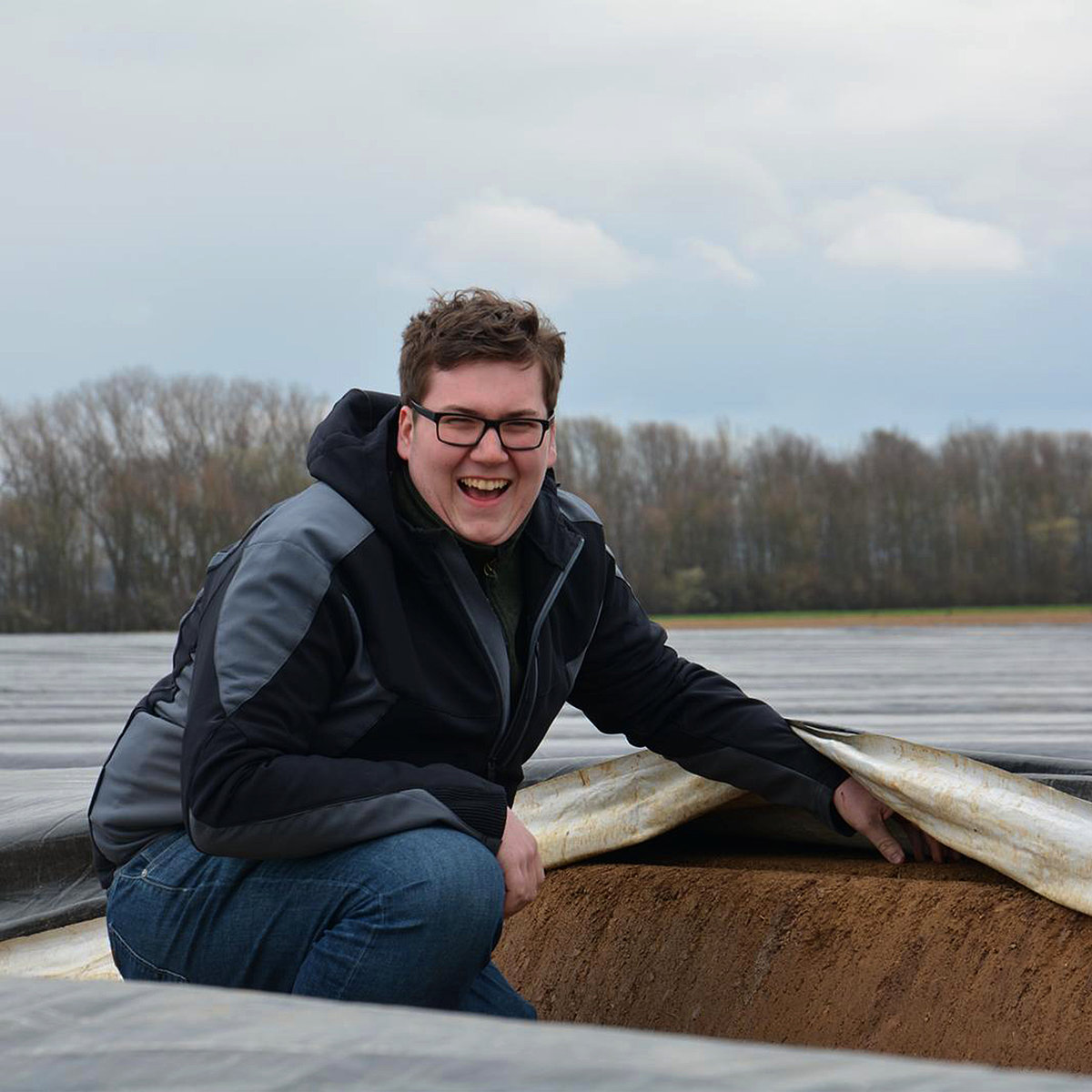 Sebastian Küppers von Feldklasse auf einem abgedeckten Feld