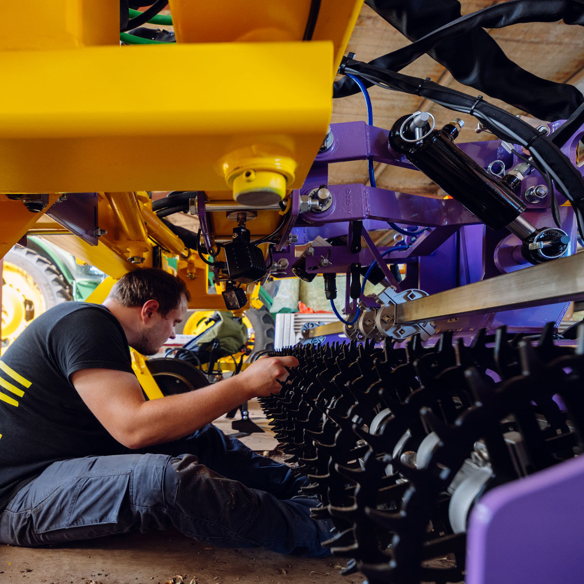 Employé Feldklasse effectuant la maintenance d’une machine agricole