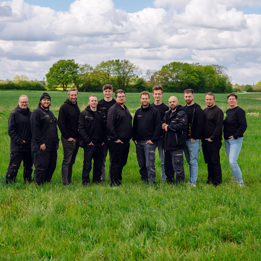 Team von Feldklasse auf einer grünen Wiese