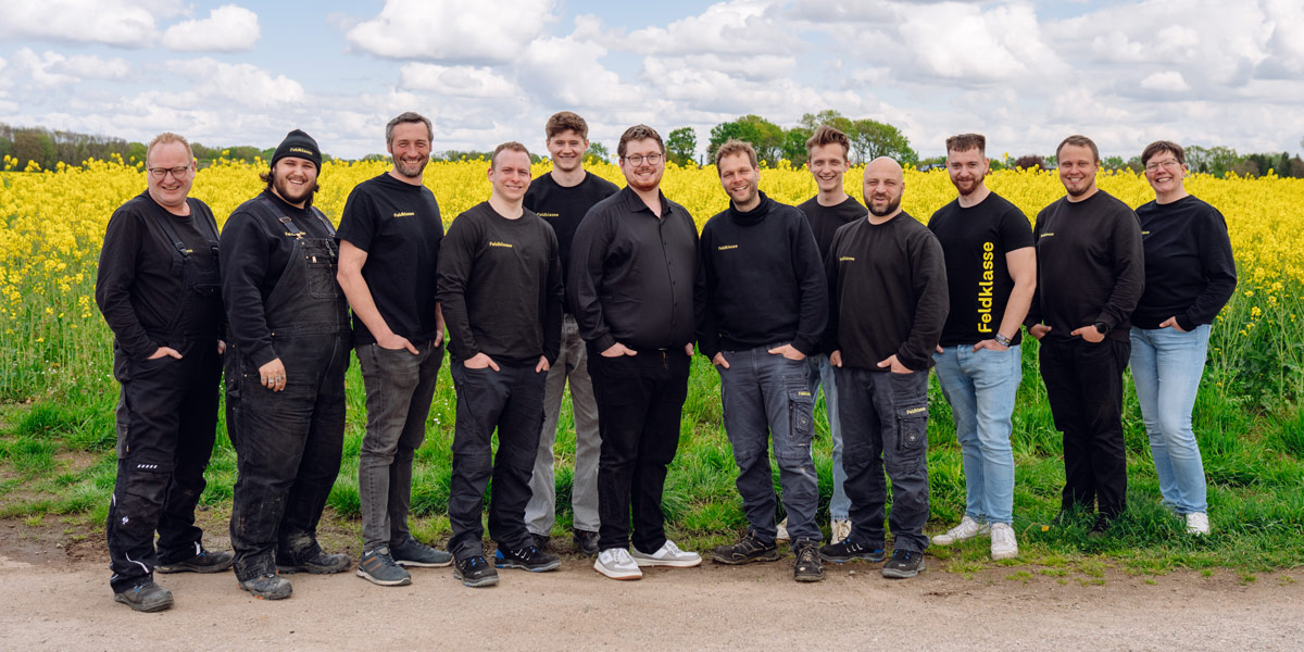 Team von Feldklasse vor einem Rapsfeld